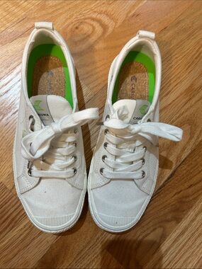 Cariuma White Canvas Lace-Up Sneakers